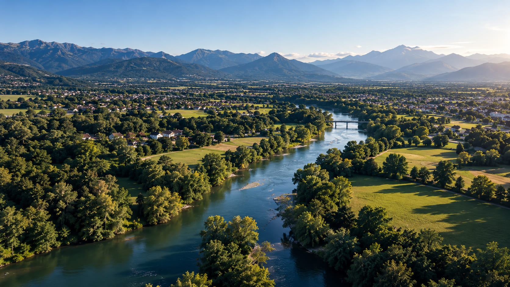 Vallée du piémont pyrénéen traversée par une rivière, vue aérienne